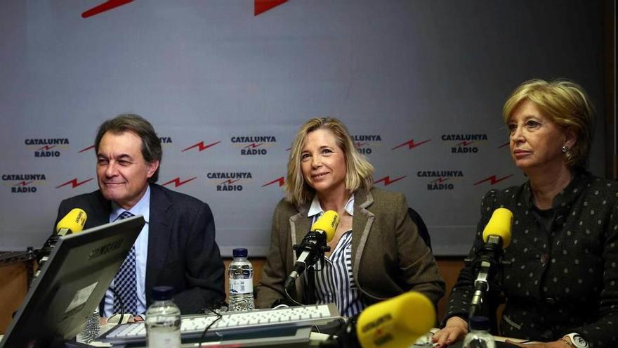 Artur Mas junto a las exconsejeras Joana Ortega e Irene Rigau, con las que compartirá banquillo a partir de lunes.