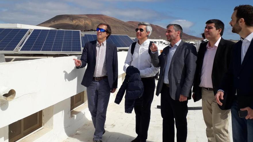 Endesa controla la red eléctrica de La Graciosa con un sistema remoto desde Lanzarote