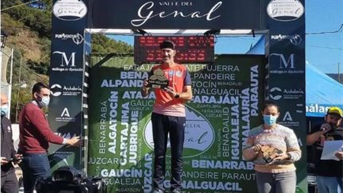 Salvador Salvatierra con el trofeo de ganador de la categoría veterano B en las 100 millas de la Gran Vuelta Valle del Genal.