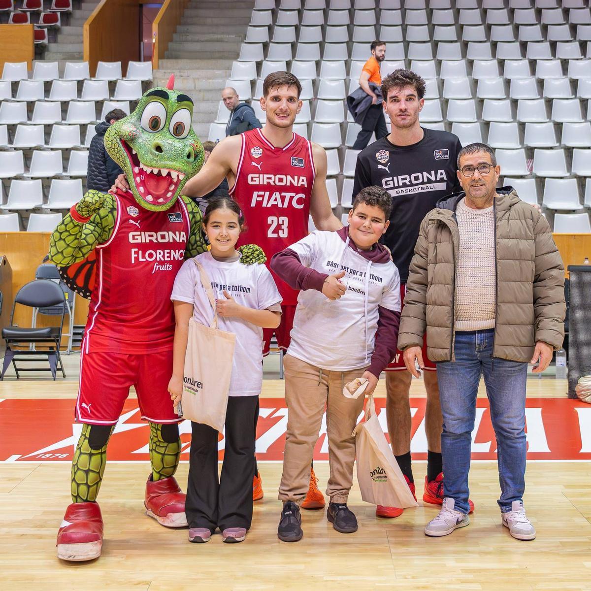 La Cocollona, Sergi Martínez i Pep Busquets, amb dos nens del programa.