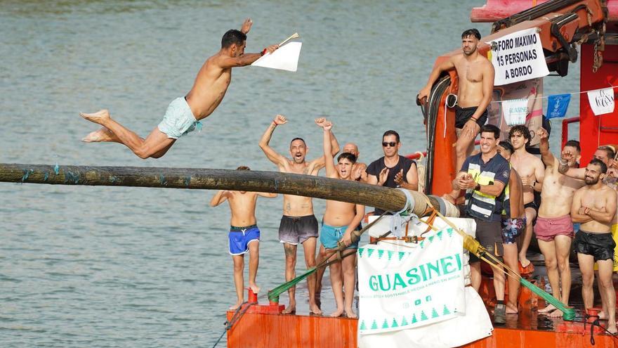 VÍDEO | La 'cucaña', el juego centenario que regresa cada verano al río Guadalquivir