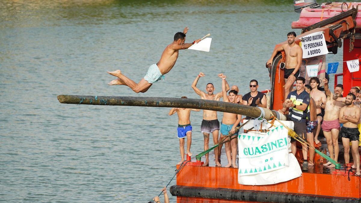 VÍDEO | La 'cucaña', el juego centenario que regresa cada verano al río Guadalquivir