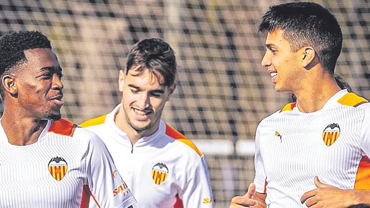 Entrenamiento de los jugadores del Valencia Mestalla en el Puchades