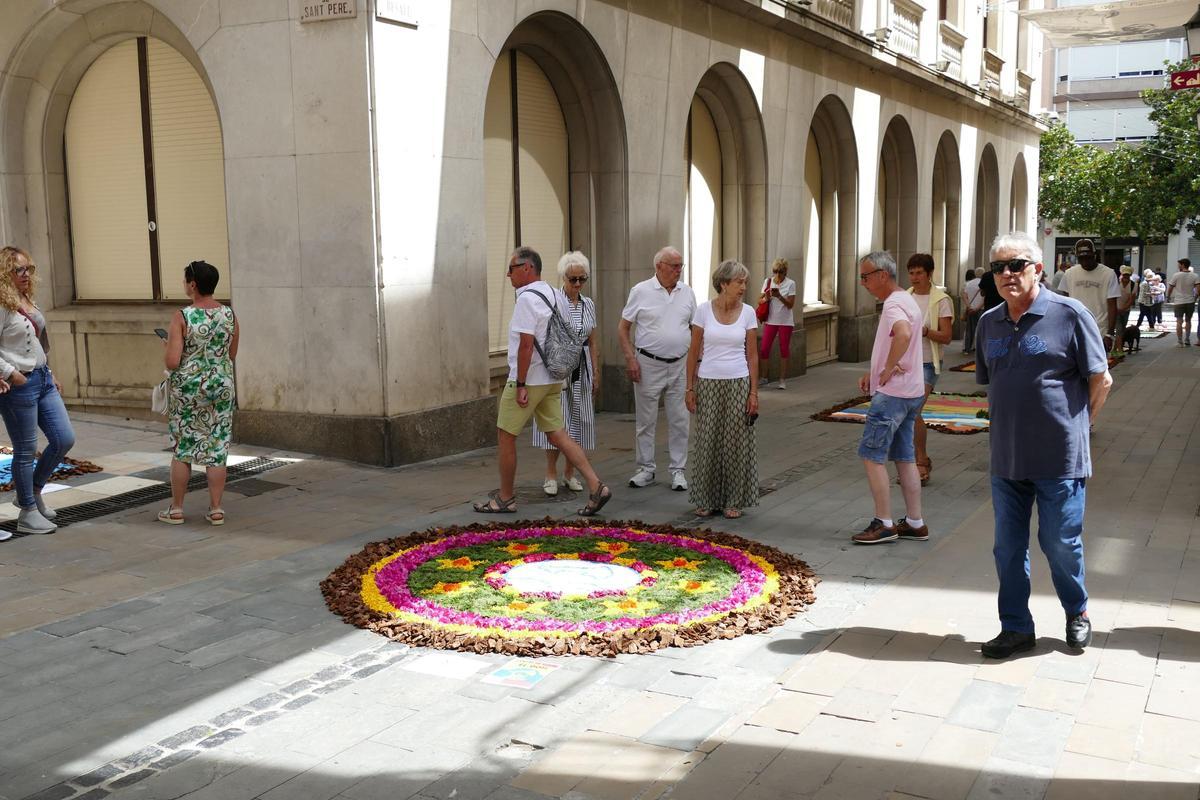Les catifes de Corpus omplen de color l'entorn de Sant Pere de Figueres