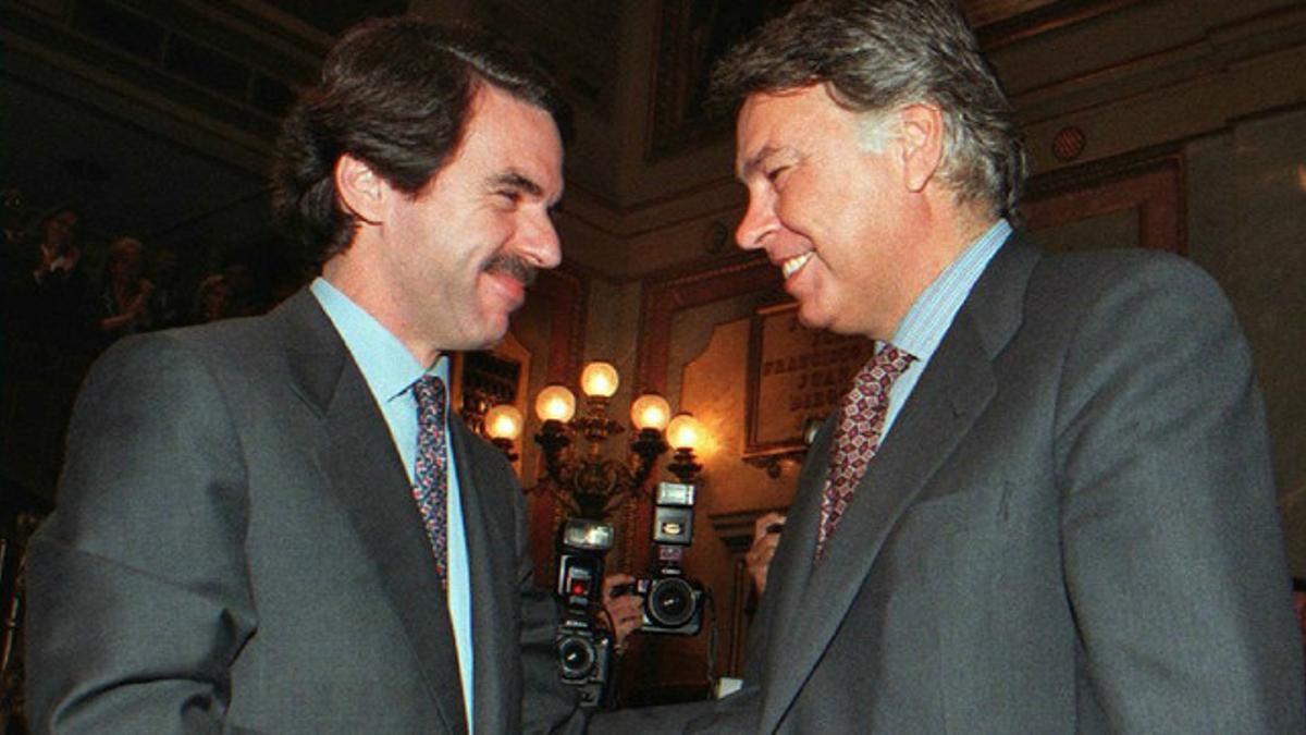 Felipe González saluda a José María Aznar tras el debate de investidura el 4 de mayo de 1996.