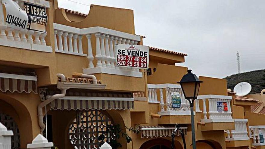 El Poblet de Cala d&#039;Or, en la zona norte de El Campello, está plagado de carteles de &quot;Se vende&quot; o &quot;Se alquila&quot;