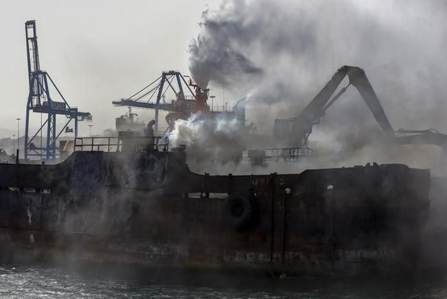 Incendio de un barco en el Muelle Reina Sofia