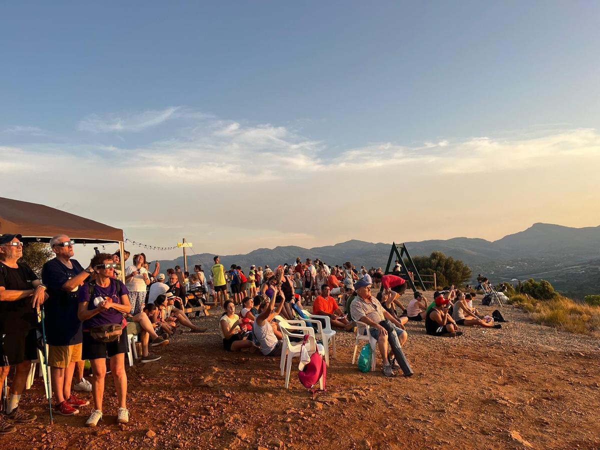 Personas disfrutando del eclipse en el Picaio de Algímia