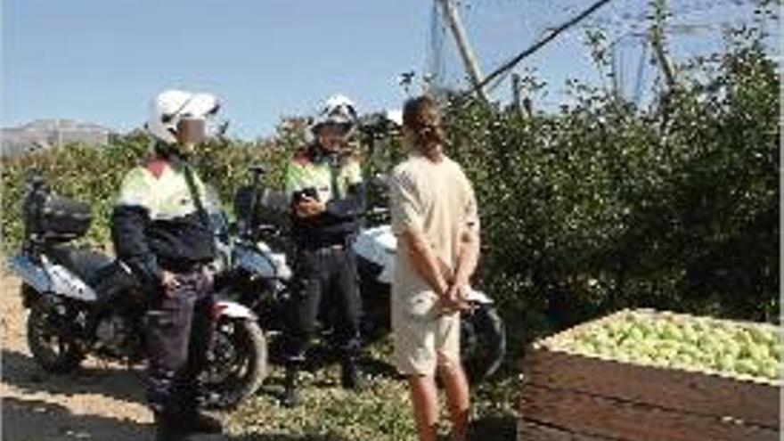 Una patrulla dels Mossos informant un propietari a Fontanilles.