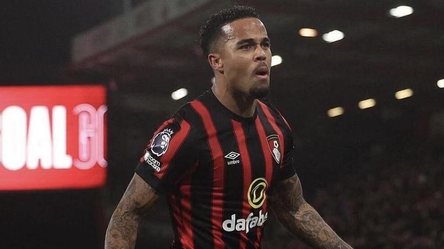 Justin Kuivert celebra un gol con la camiseta del Bournemouth