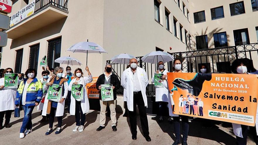 Protesta de los médicos murcianos, ayer a las puertas de la Delegación del Gobierno.