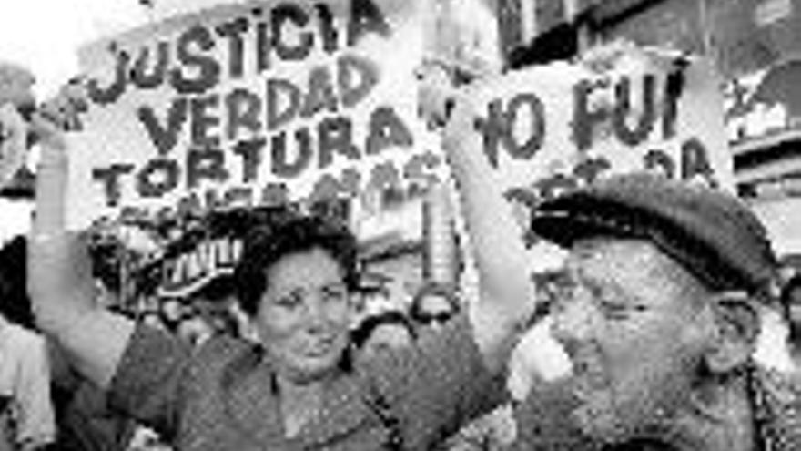 La acusación espera que las tretas legales no salven ahora a Pinochet