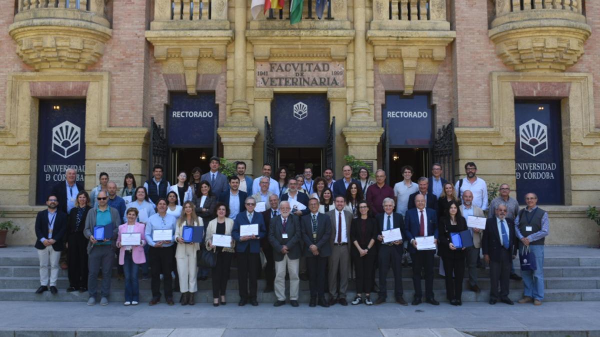 Foto de familia de los participantes y galardonados en la jornada.