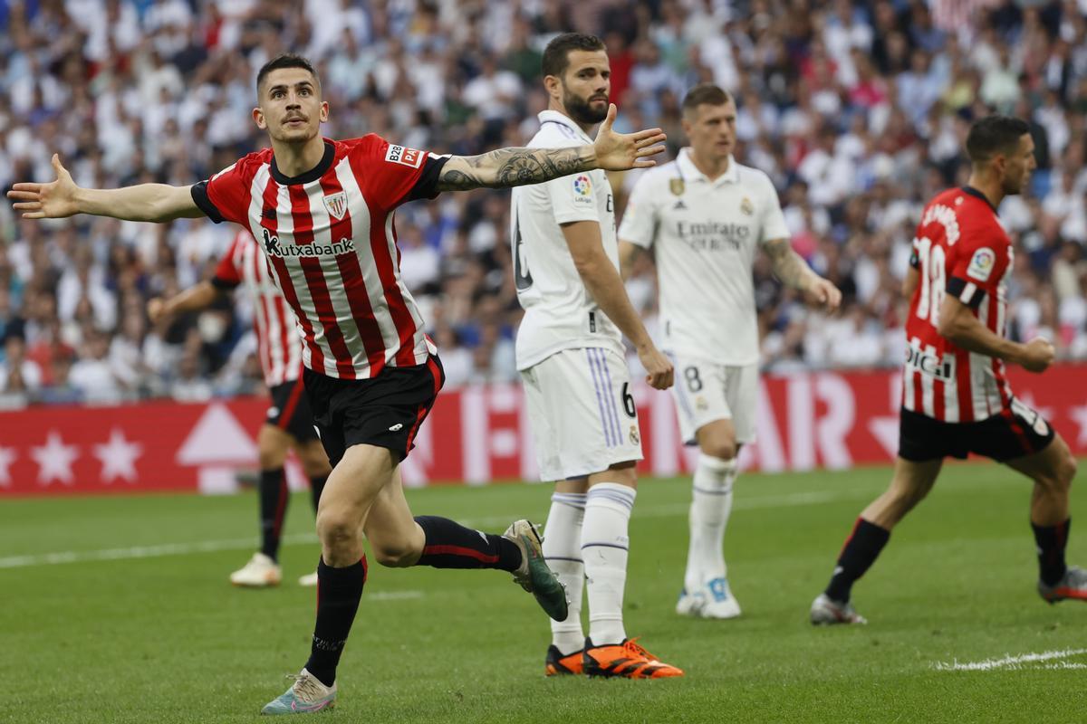 MADRID, 04/06/2023.- El centrocampista del Athletic Club, Oihan Sancet, celebra el primer gol del equipo bilbaino durante el partido de la última jornada de Liga que el Real Madrid y el Athletic Club de Bilbao disputan este domingo en el estadio Santiago Bernabéu. EFE/ Mariscal.