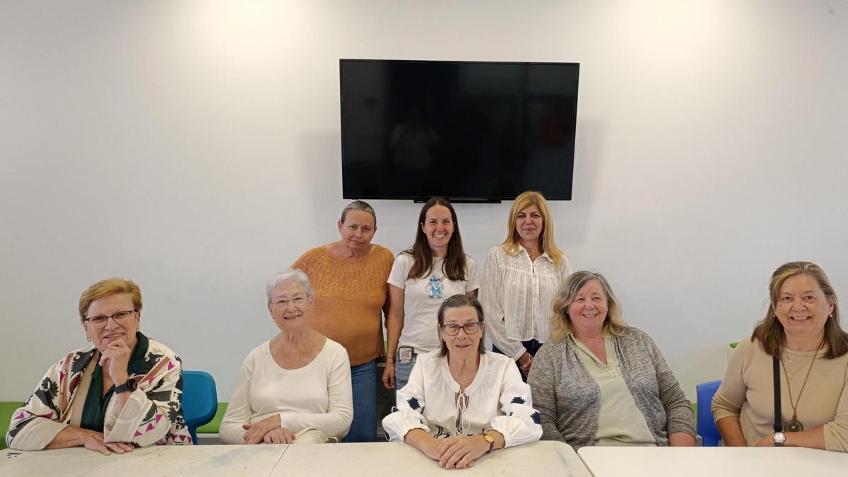 Entre lanas y patrones: así es el club de ganchillo de Soto de Llanera