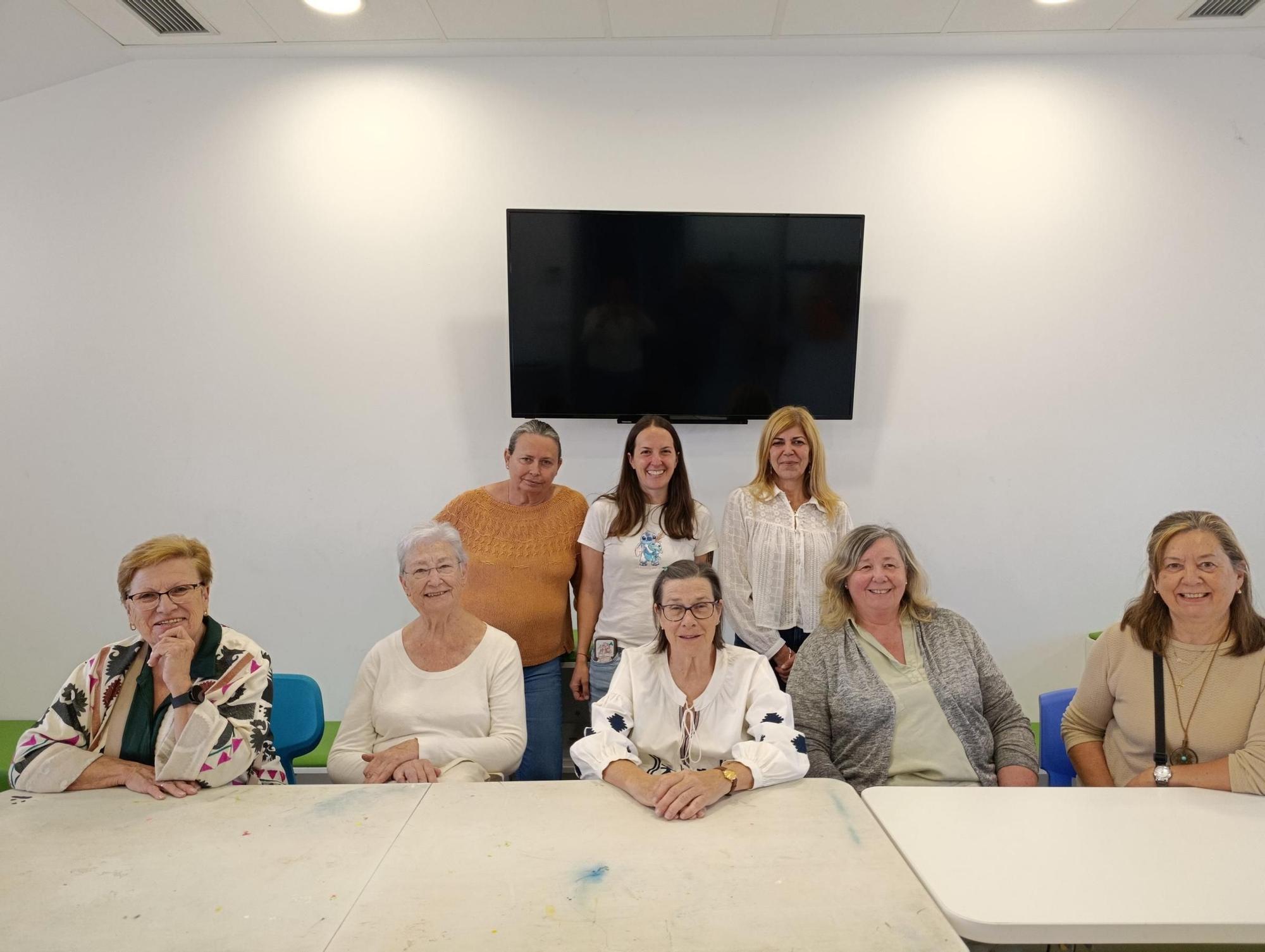 Entre lanas y patrones: así es el club de ganchillo de Soto de Llanera