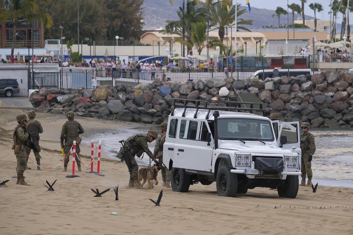 Exhibición por el Día de las Fuerzas Armadas, en la playa de Alcaravaneras Exhibición por el Día de las Fuerzas Armadas, en la playa de Alcaravaneras