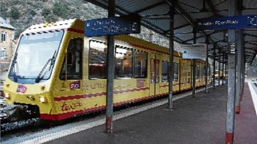 Un dels combois hivernals del Tren Groc aturat a l&#039;estació abans de sortir cap a la Tor de Querol