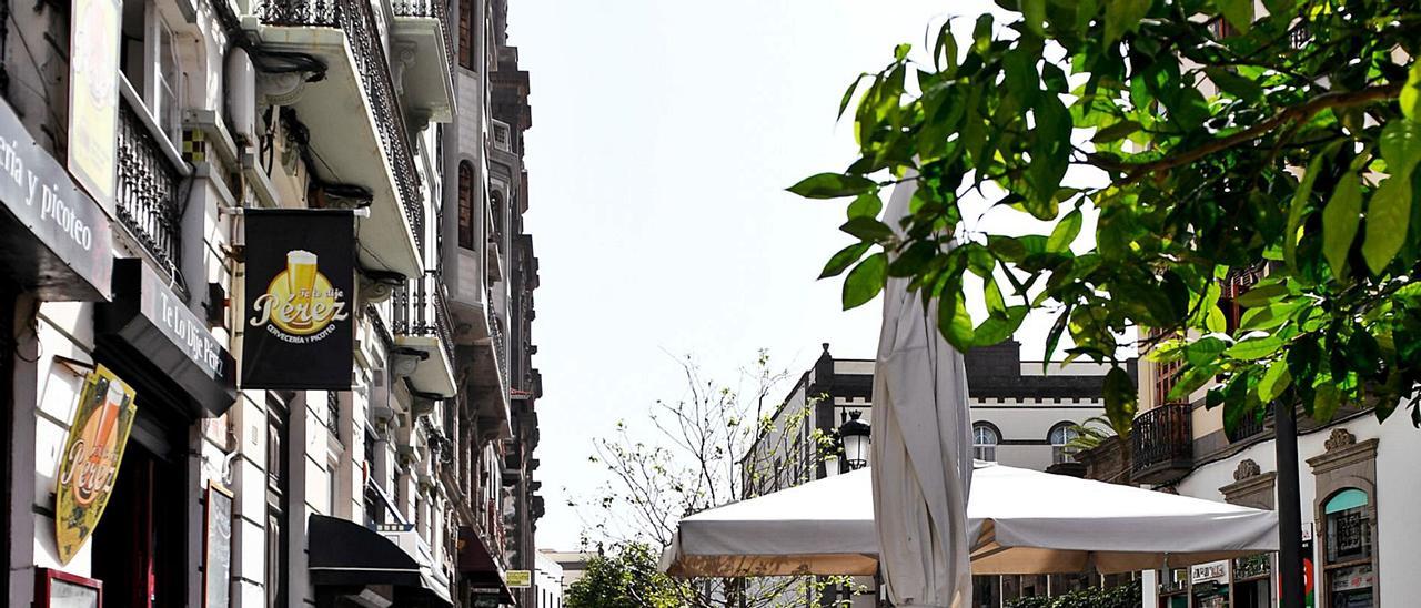 La calle Obispo Codina, con el restaurante Te lo dije Pérez, a una hora en la que normalmente hay grandes aglomeraciones por el Carnaval de Día. | | JUAN CASTRO