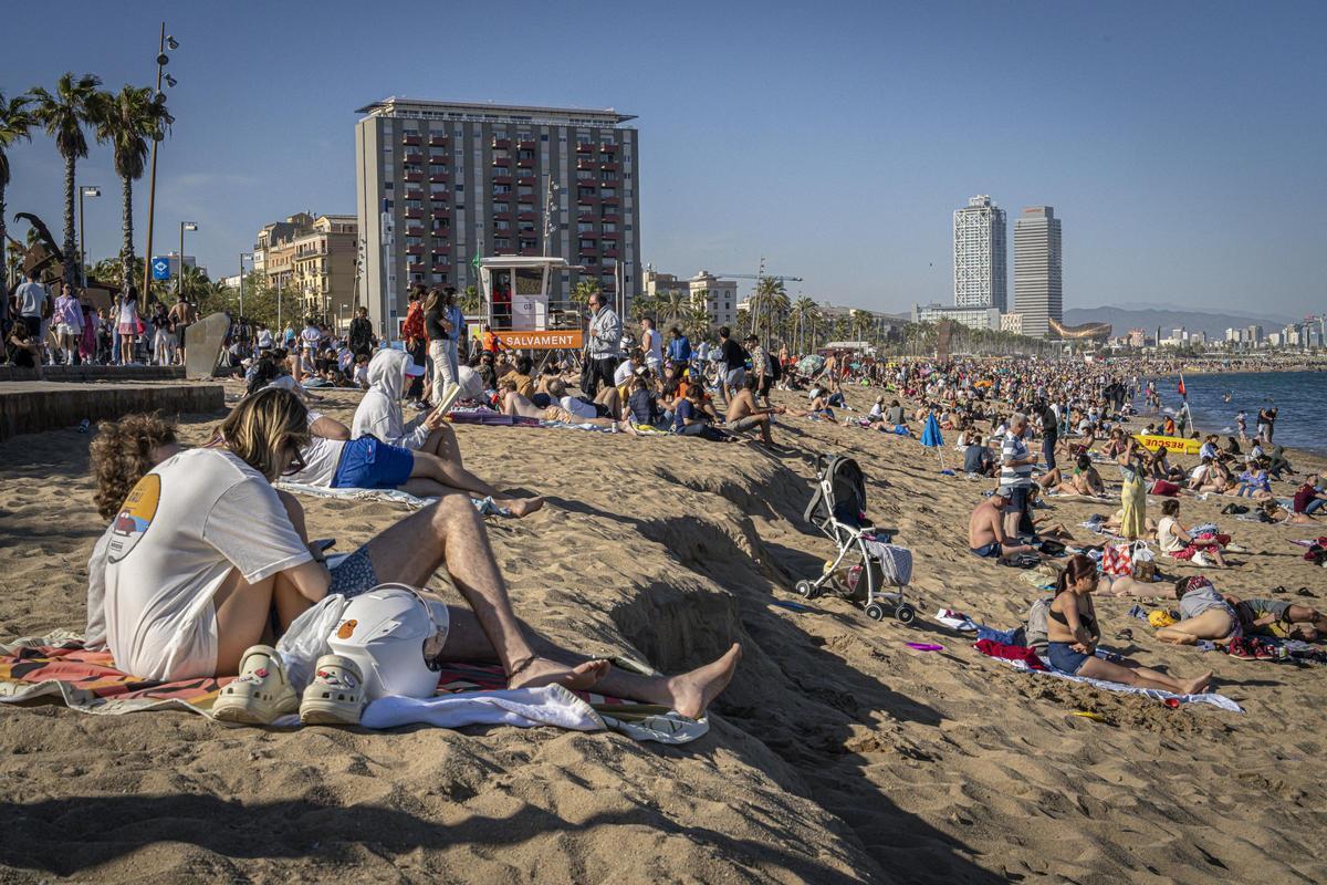 Playa de San Sebastian, San Miquel y la Barceloneta a tope en pleno abril