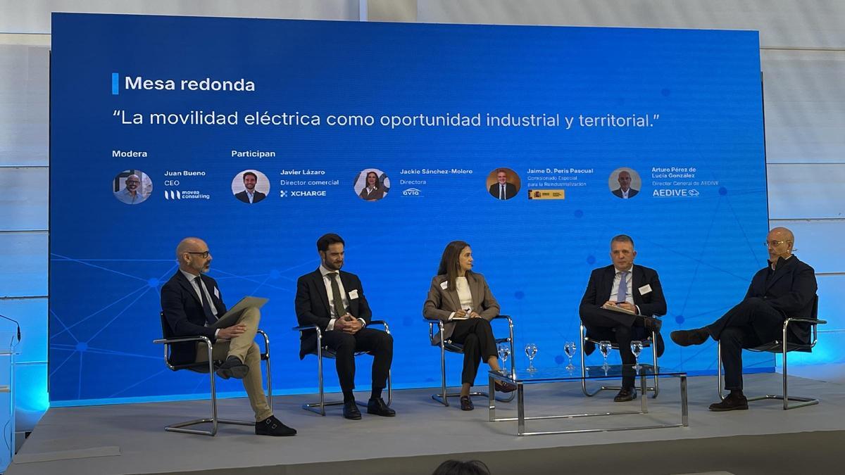 Mesa redonda durante la inauguracion del centro de XCharge en Silla