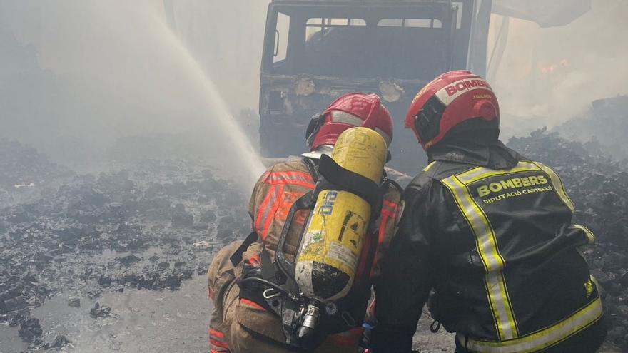 Bomberos en las tareas de extinción del incendio en la nave de Almassora. | DIPUTACIÓ DE CASTELLLÓ