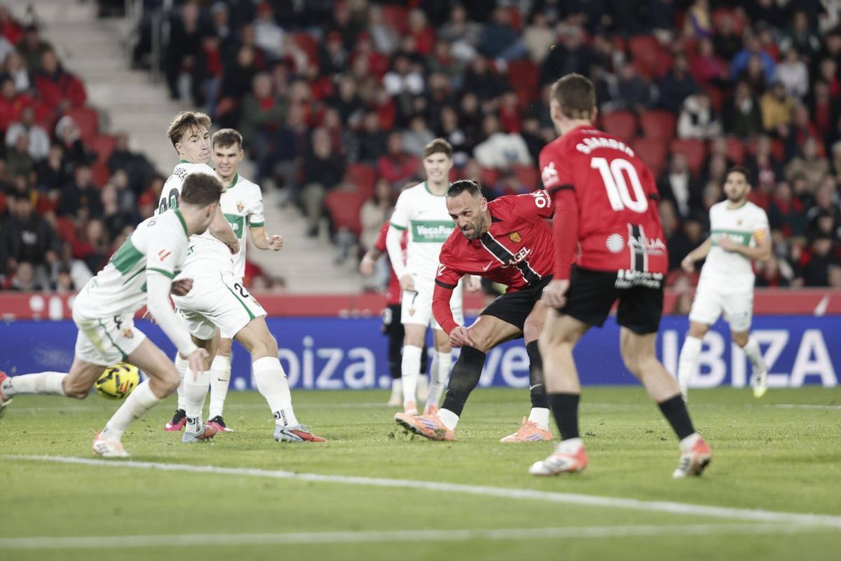 El Mallorca ha vencido al Elche (3-1) en el último partido de 2025 en Son Moix