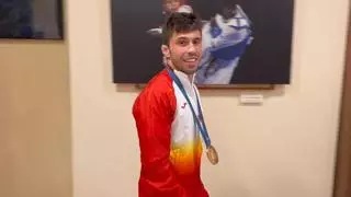 El judoca Fran Garrigós exhibe su bronce en París