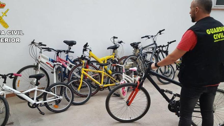 Un agente con las bicicletas recuperadas.