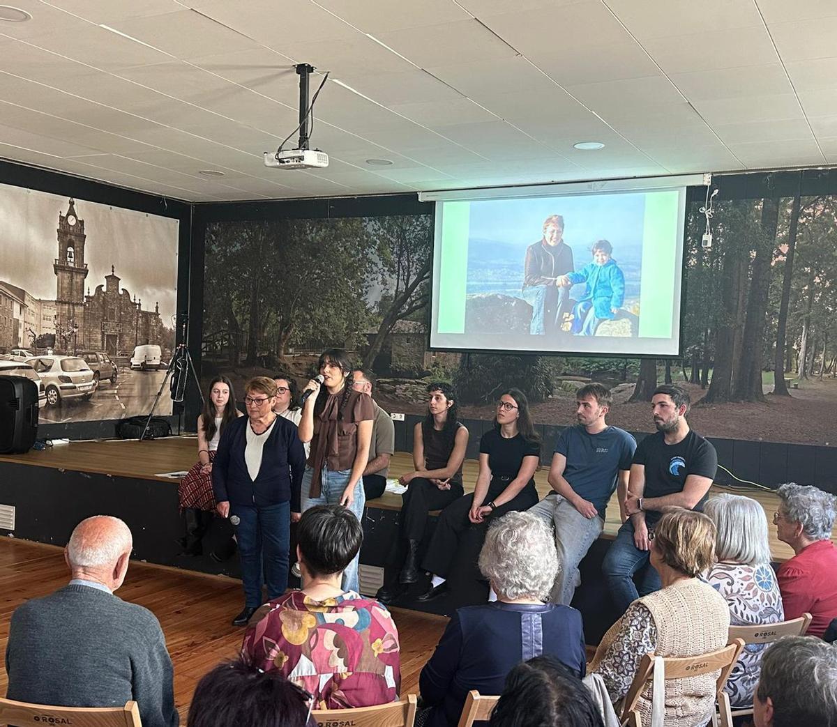 Los jóvenes impulsores de la iniciativa presentan el proyecto ante mayores que participaron en él.