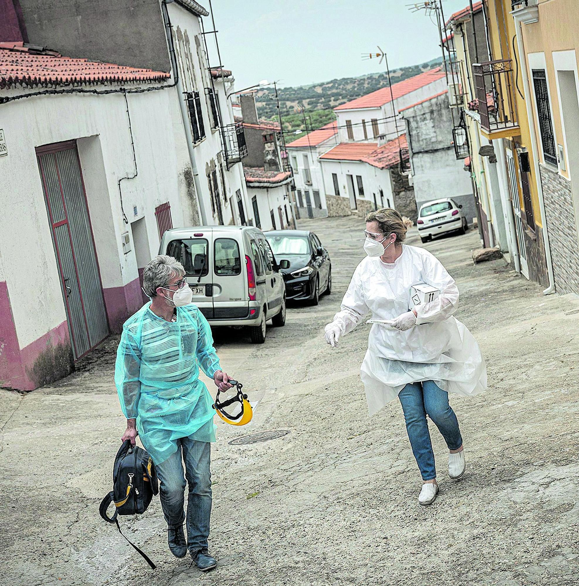 El doctor Enrique Gavilán y la enfermera Mar Serrano, durante su jornada en Mirabel, localidad extremeña de 660 habitantes.