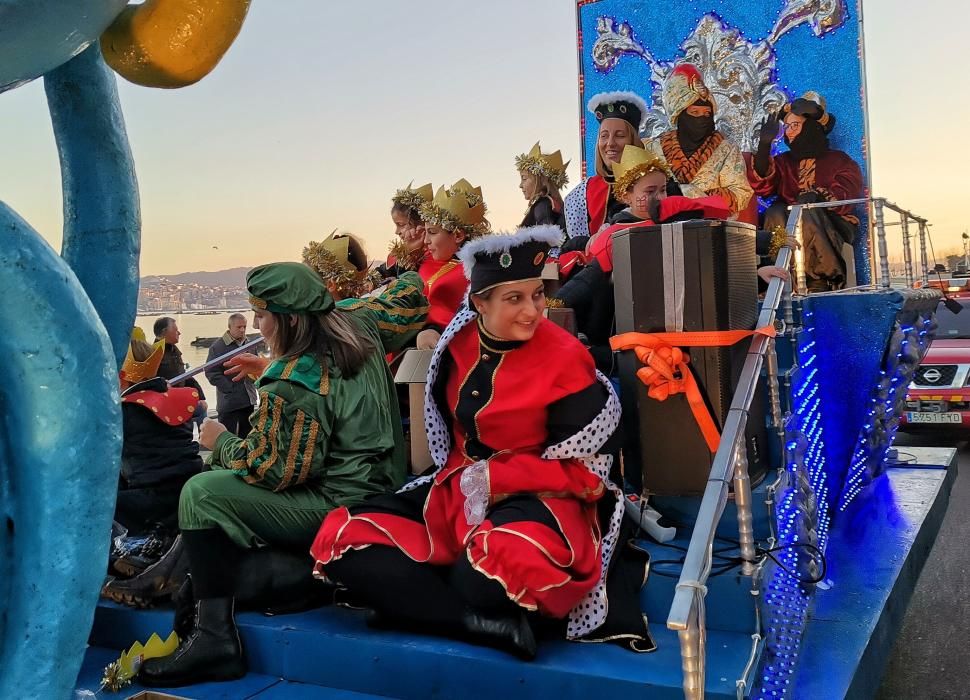 Los Reyes Magos llegaron en coches clásicos y se subieron a tres carrozas adornadas con motivos de personajes de cuentos.