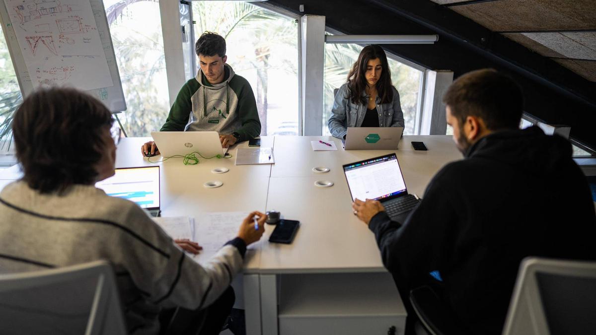 Jóvenes profesionales de la 'startup' de economía azul Ocean Ecostructures, la primera empresa que se ha instalado en el BlueTechPort.