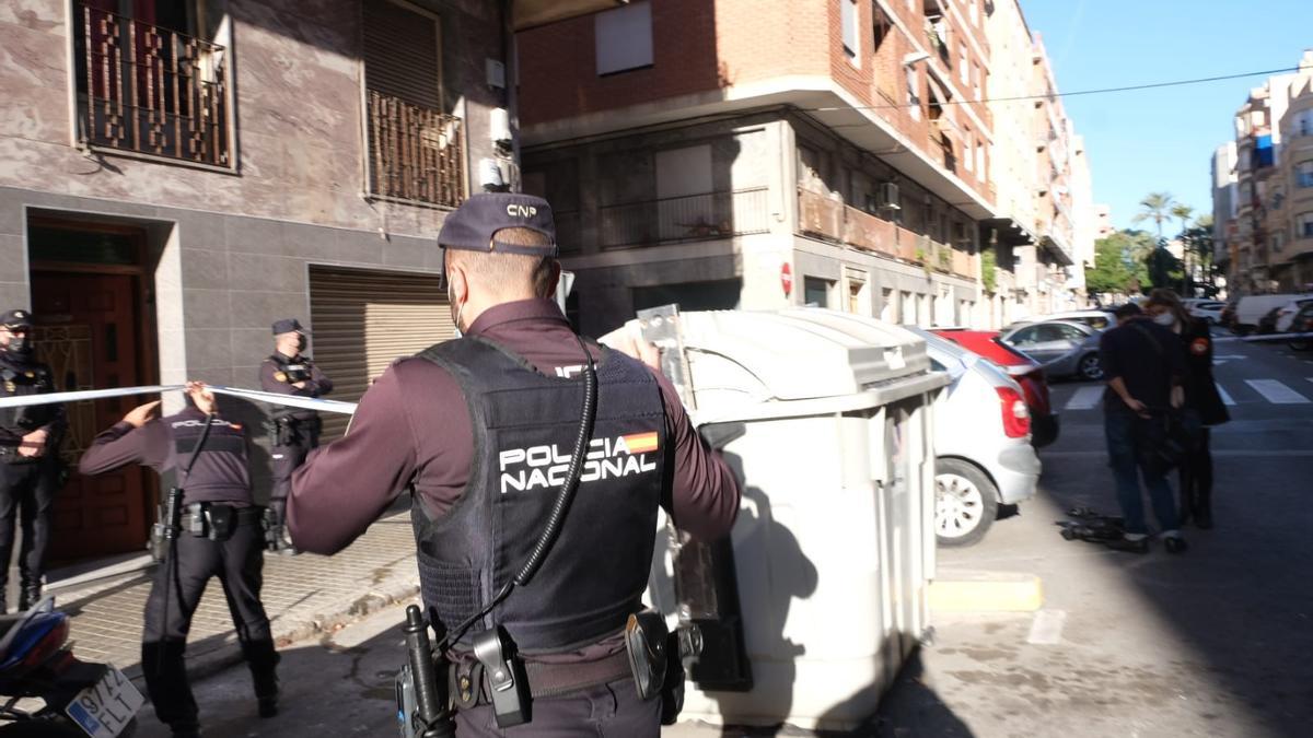 Policías acceden a la vivienda donde se han producido los hechos en el barrio de Carrús con la detención del supuesto asesino de Elche