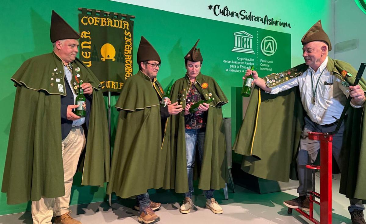 Por la izquierda,  Avelino Fuentes, Xosé Ambás, Susana Ovín y Rodrigo Vega, durante el corchado de la sidra.