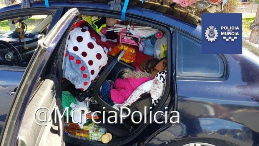 La impactante imagen de una niña entre decenas de bártulos en un coche