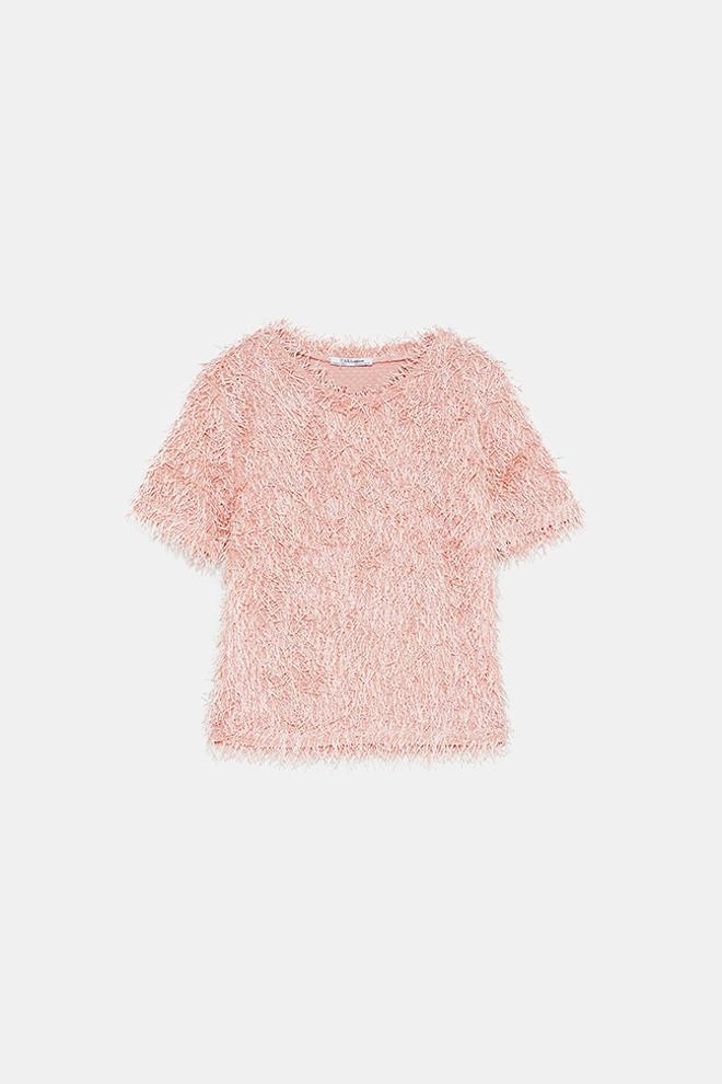 Camiseta corta rosa con cuello a la caja y decorada con flecos de Zara