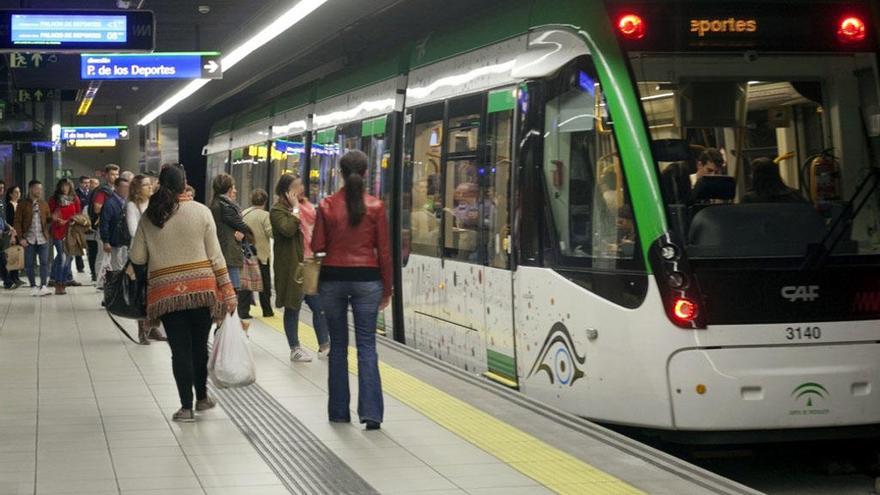 Pasajeros del metro de Málaga.