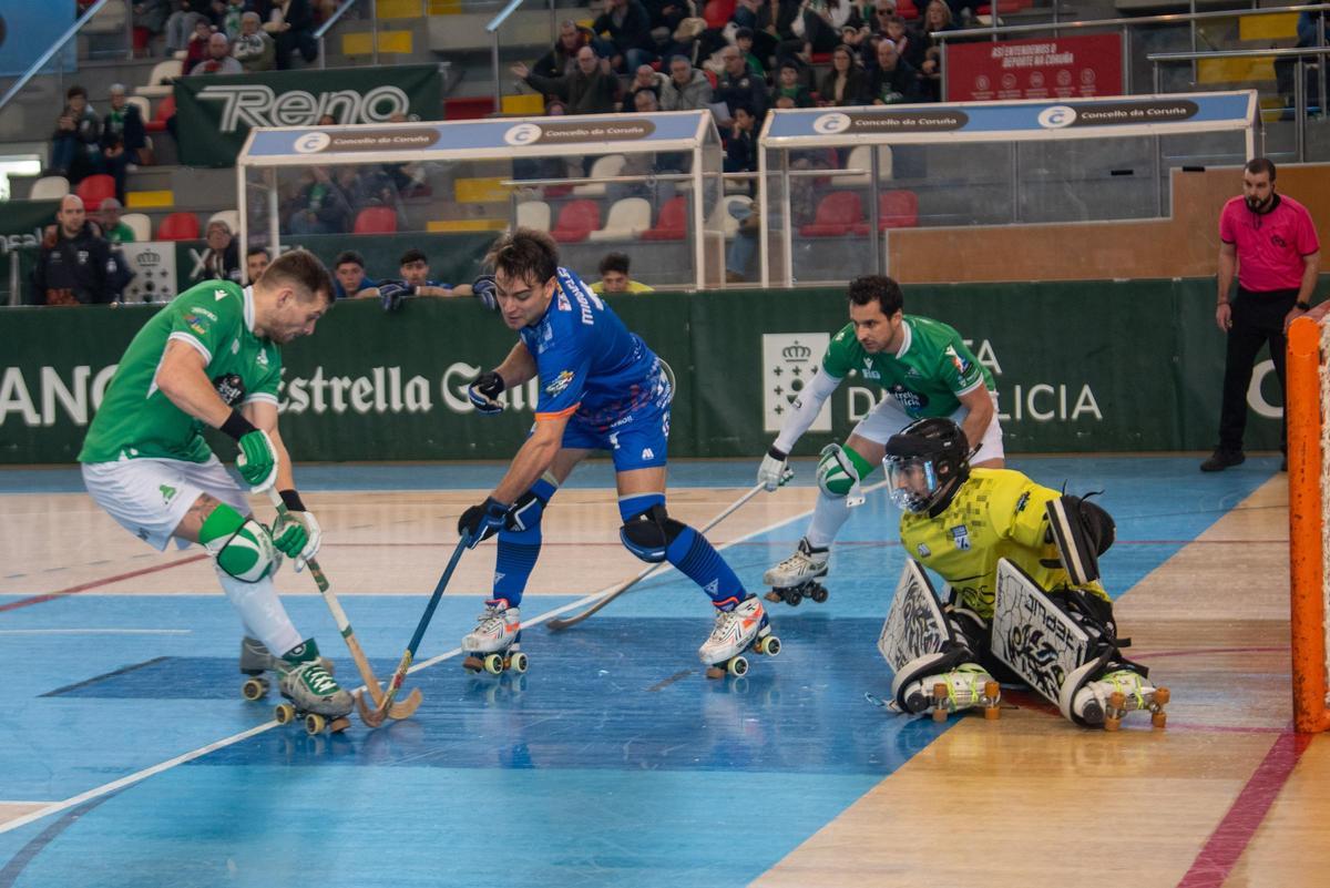 César Carballeira y Toni Pérez atosigan al portero del Lleida en el Palacio de Riazor.