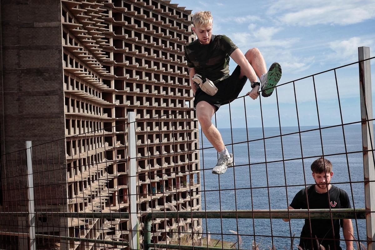 Dos turistas se cuelan en el mamotreto de Añaza.