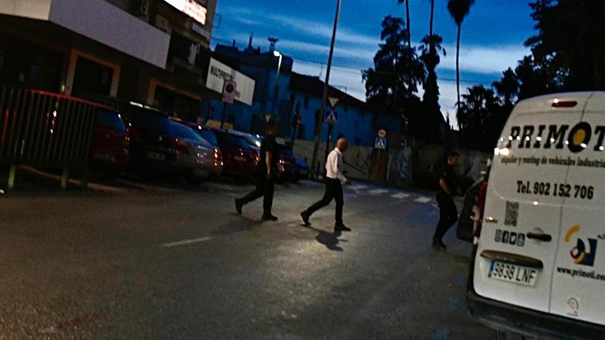 Dos agentes de la Policía Nacional se llevan detenido a un hombre por golpear a su pareja en la calle.