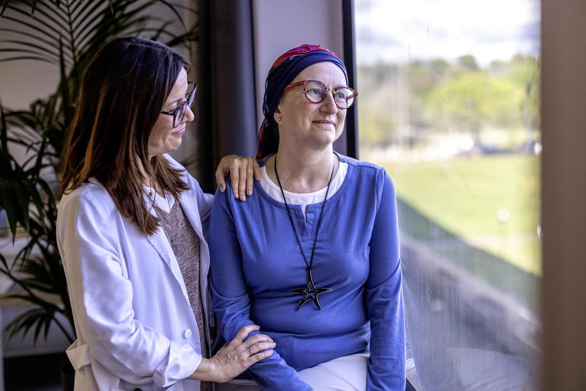 Mireia Roura, paciente oncológica, junto a su psicóloga, Ingrid Ramos.