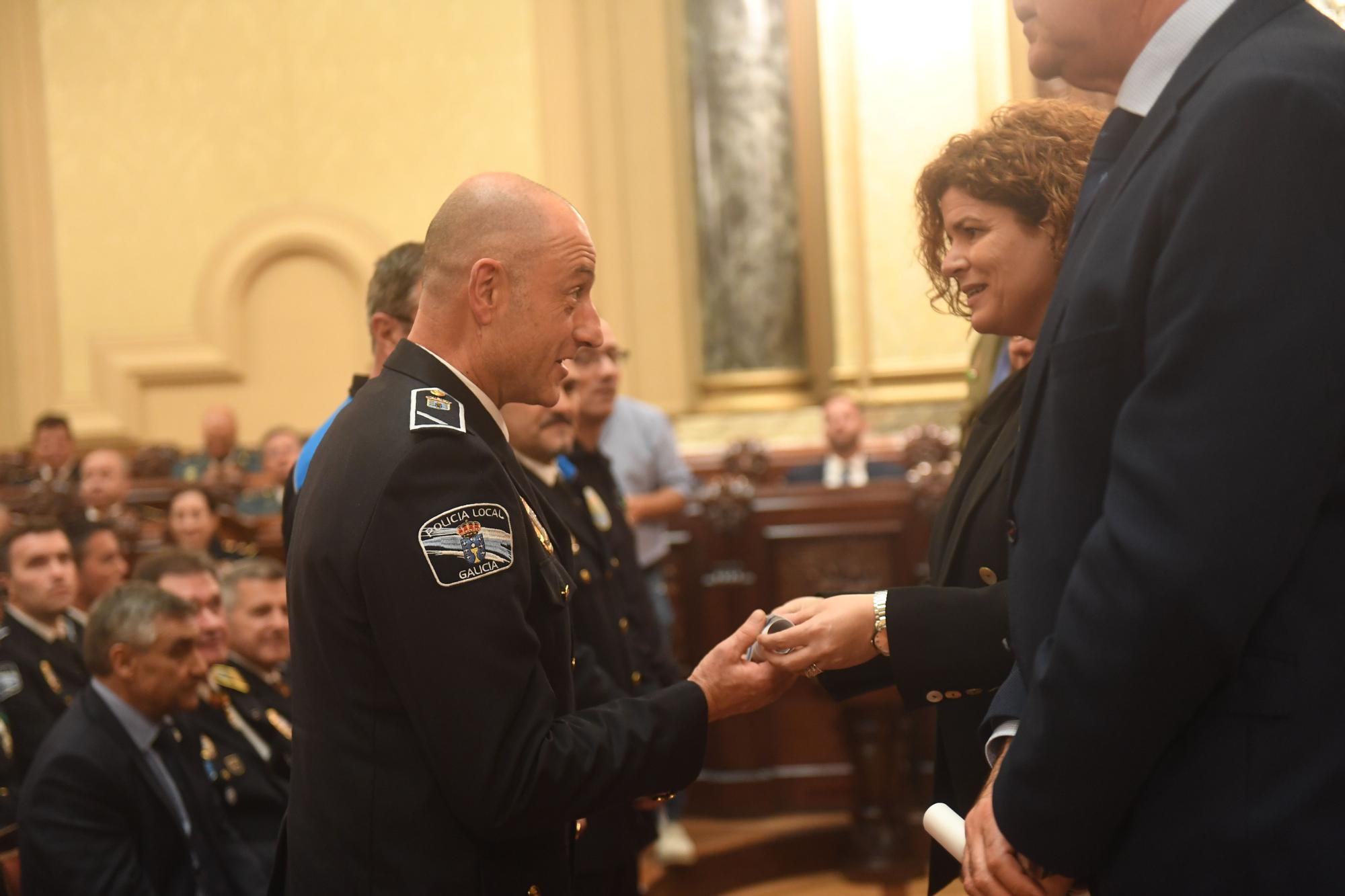 Homenaje a los policías locales de A Coruña que llevan 20 años en el cuerpo