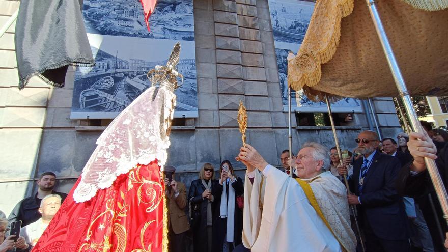 Candás retira a la primera el velo de la Virgen del Rosario: la tradición augura un buen año de pesca