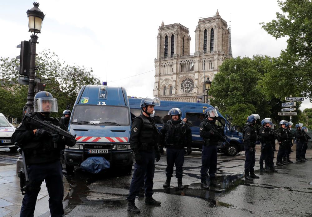 Ataque a un policía en Notre Dame