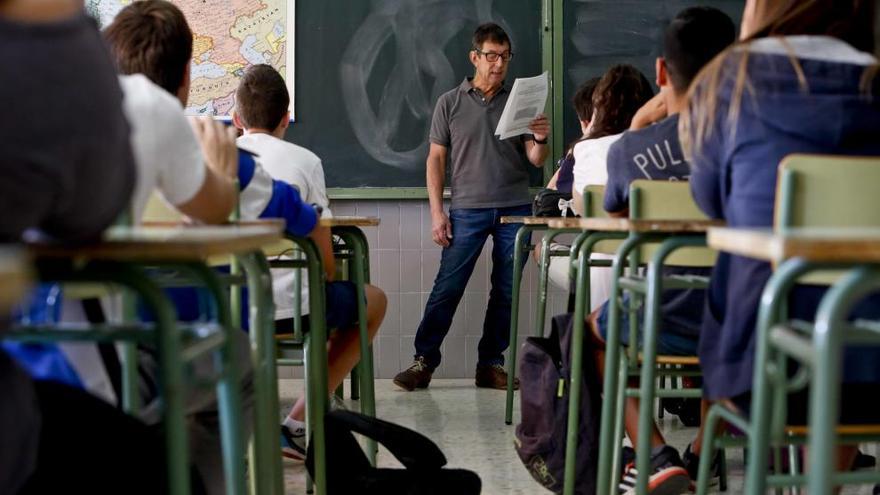 Alumnos de Secundaria atienden las explicaciones de su profesor.