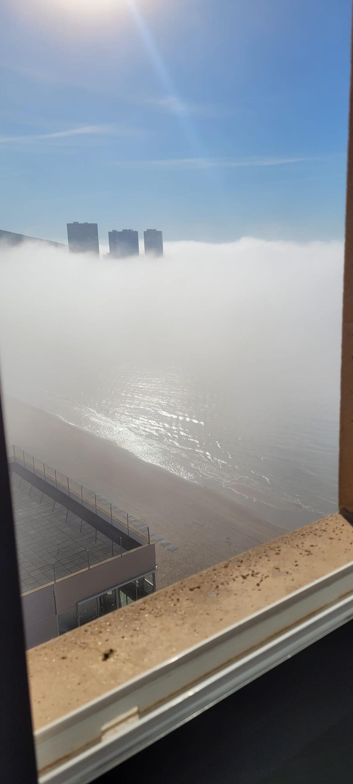 Benidorm con sus rascacielos "flotando" sobre un mar de niebla