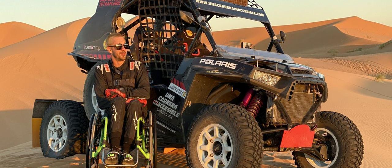 Joan Lascorz, con su buggy, en el Sáhara marroquí.