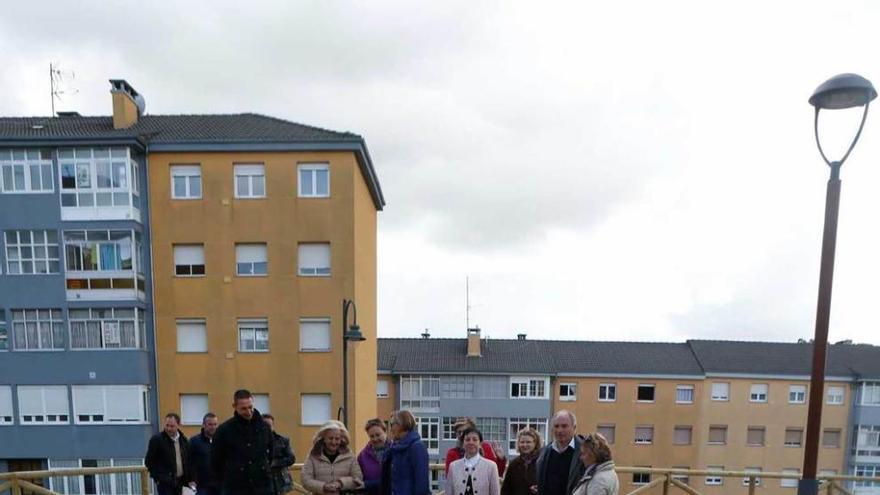 La alcaldesa de Avilés, en el centro de la imagen, con un grupo de vecinos del barrio de La Luz, ayer, en el nuevo parque de la calle Pizarro.