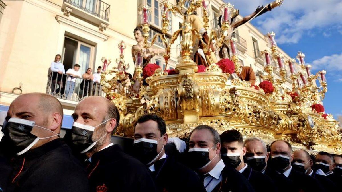 Juanma Moreno, el año pasado en la Semana Santa de Málaga como hombre de trono del Cristo de la Exaltación.